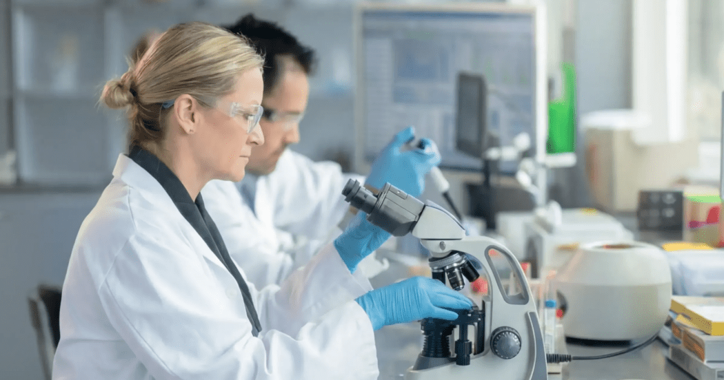 CEO Pfizer шантажировал сотрудников, чтобы создать вакцину от COVID-19