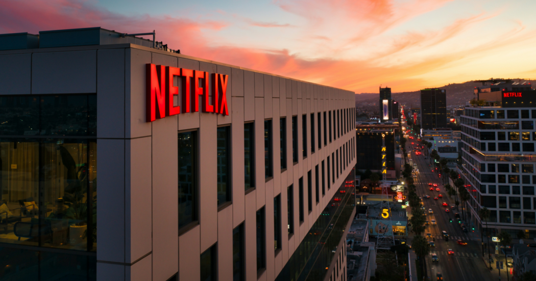 Netflix сокращает 6% штата, хотя прибыль не в минусе. Что происходит?